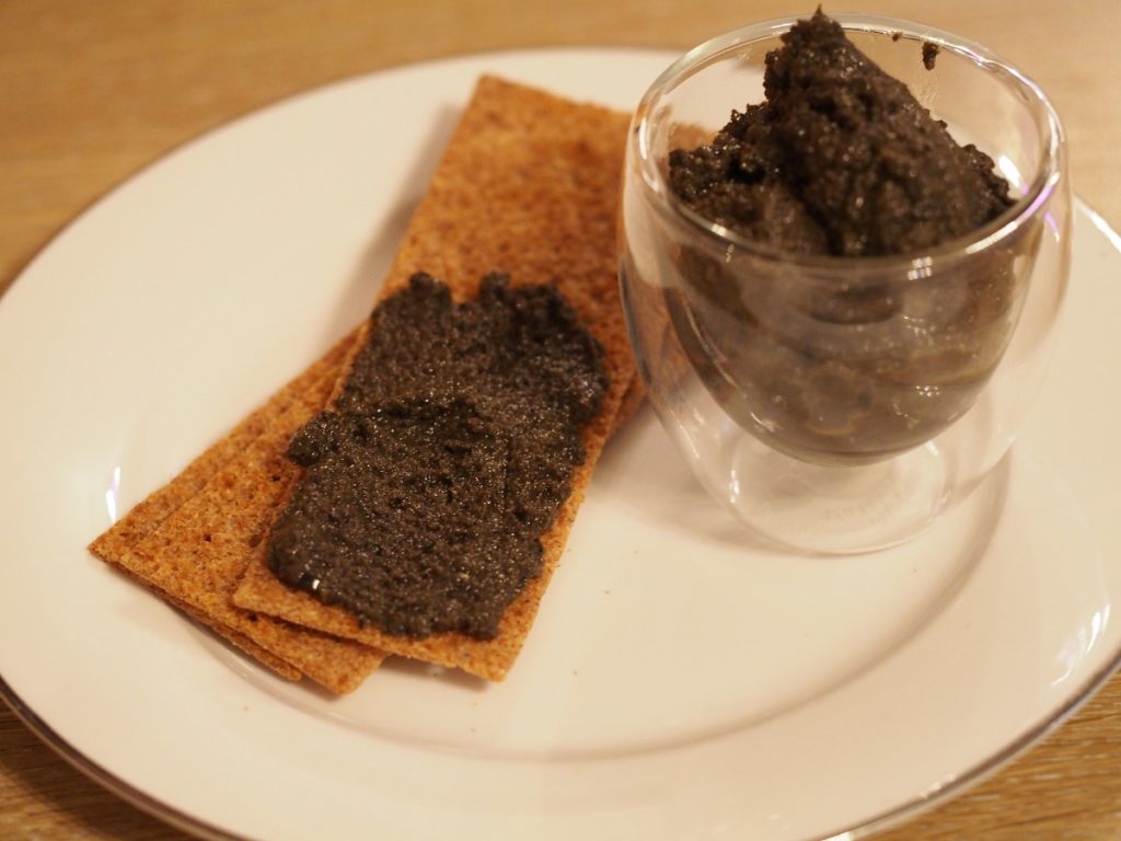 Tapenade aus schwarzen Oliven