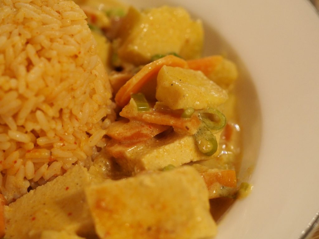Apfe-Tofu Curry an Reis