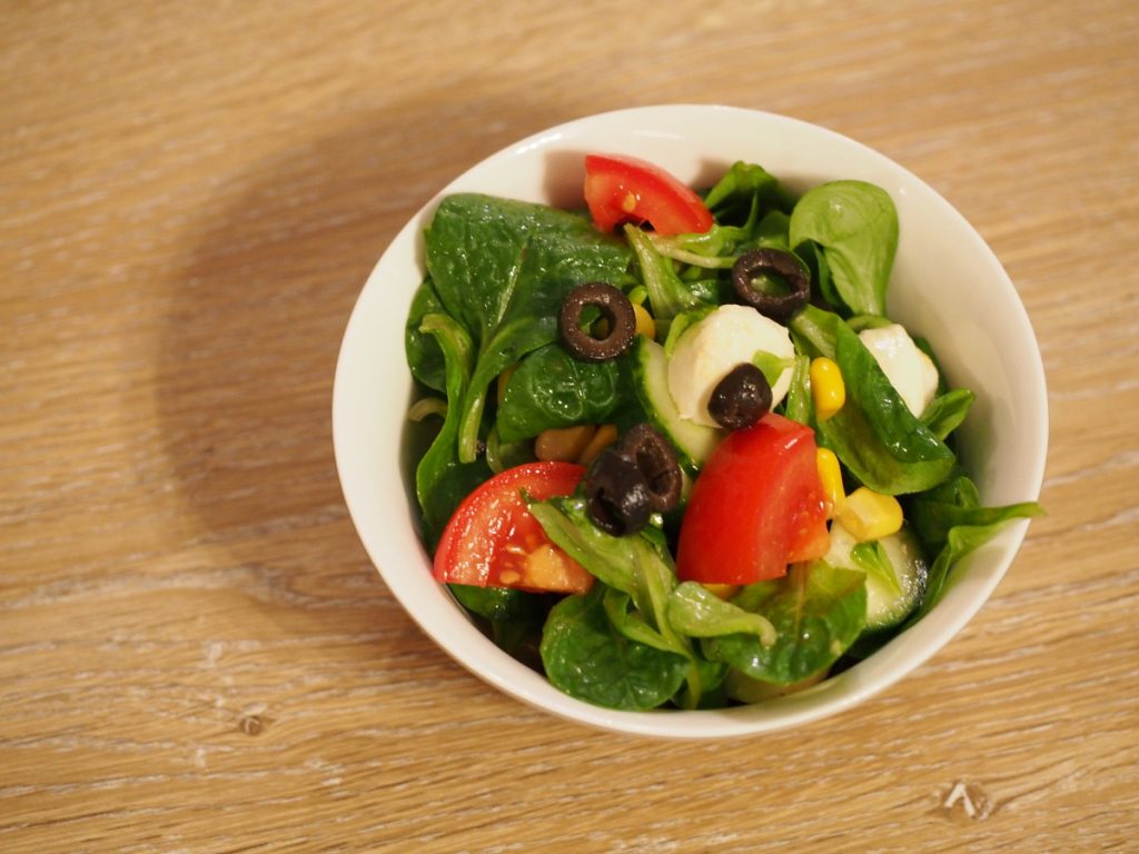 Feldsalat mit Mozarella und Mais
