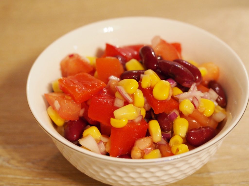 Salat mit Kidneybohnen und Tomaten
