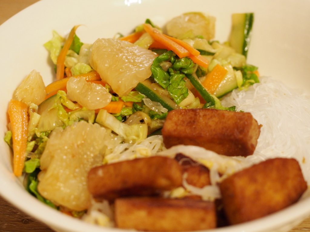 Glasnudelsalat mit Pomelo und Tofu