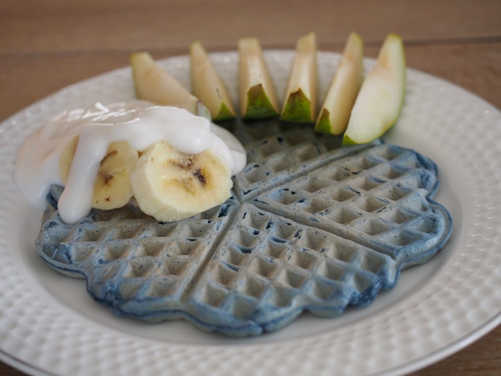 Joghurt-Waffeln, blau eingefärbt