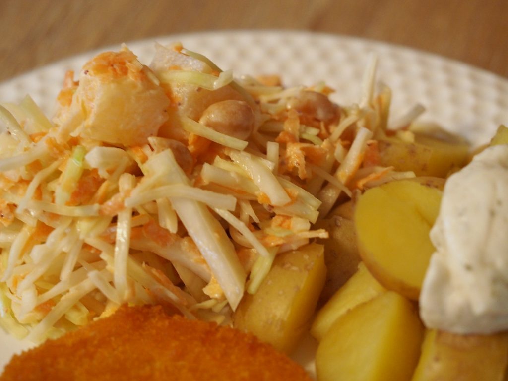 veganer Coleslaw mit Ananas und Erdnüssen