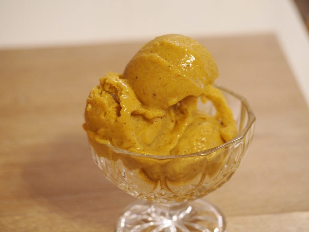 Goldene Milch Eiscreme