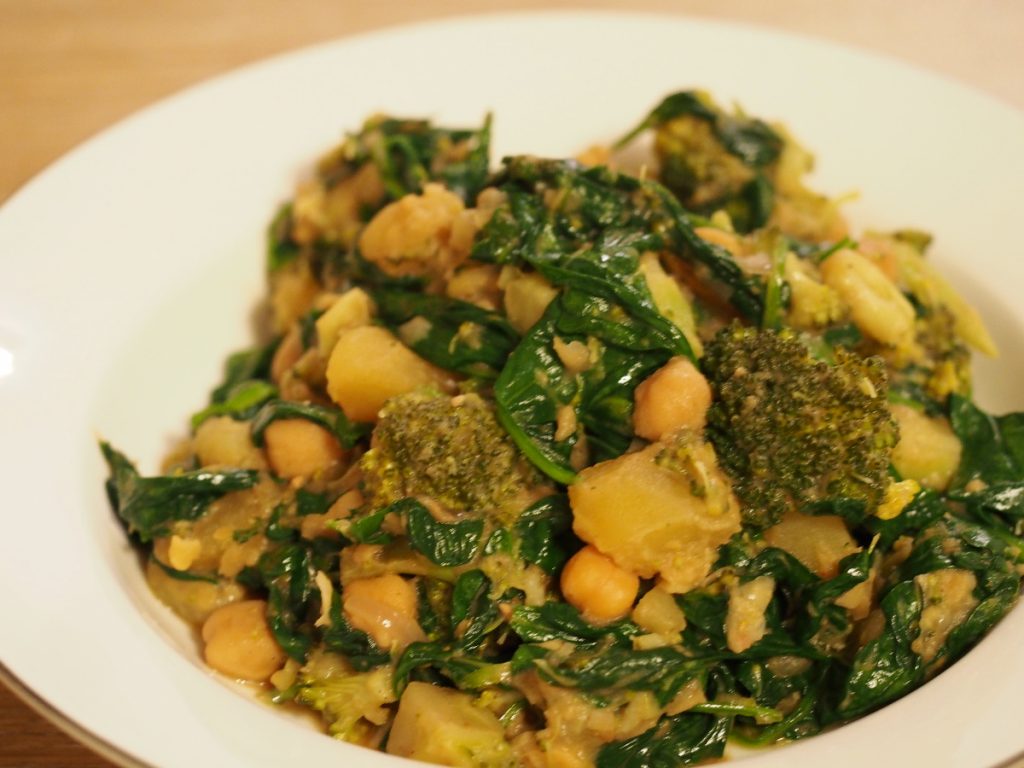 Curry mit Kartoffeln und Spinat