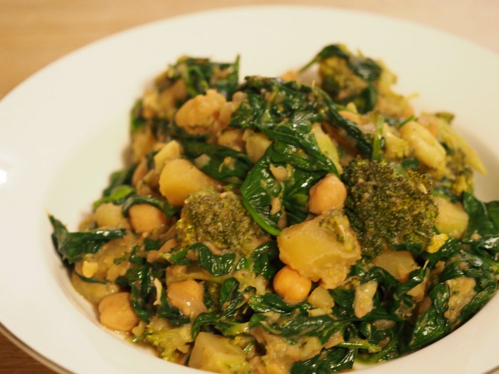 Curry mit Kartoffeln und Spinat