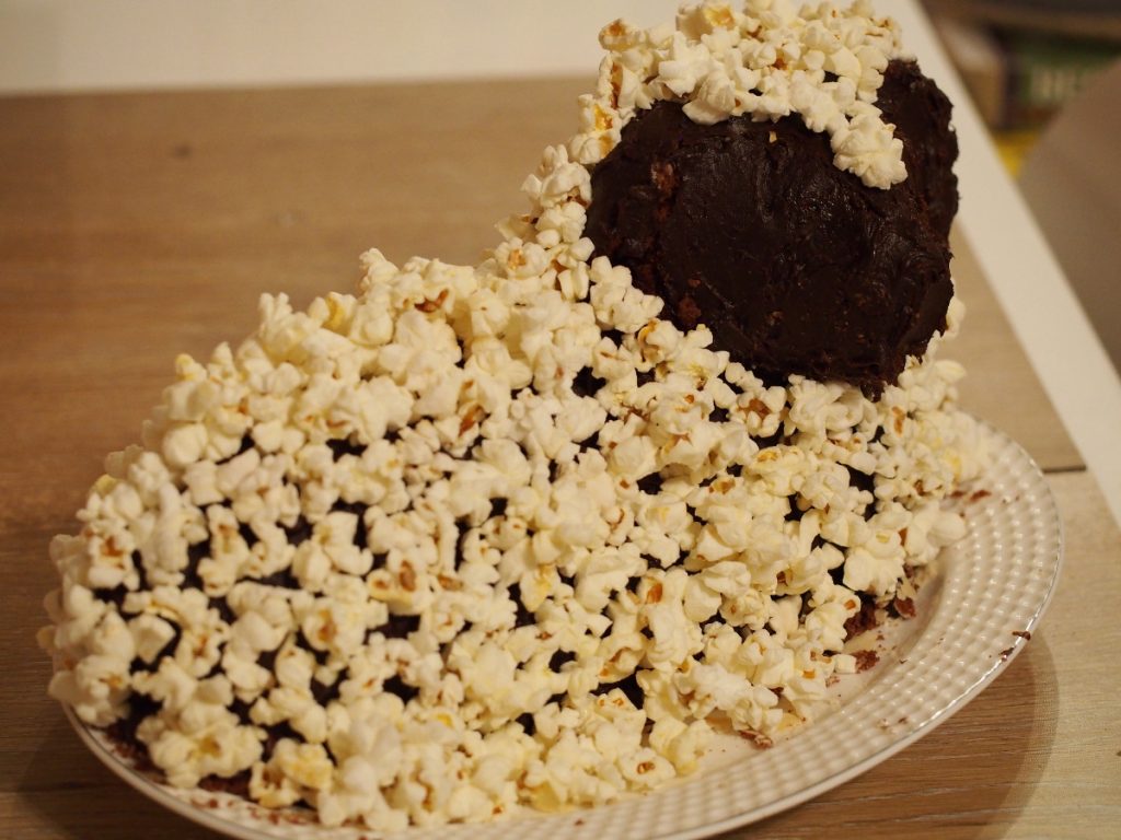 Osterlamm aus Schokoteig mit Popcorn verkleidet