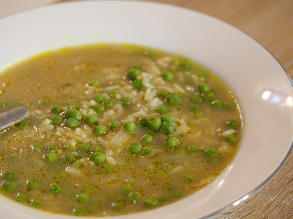 Reissuppe mit Erbsen