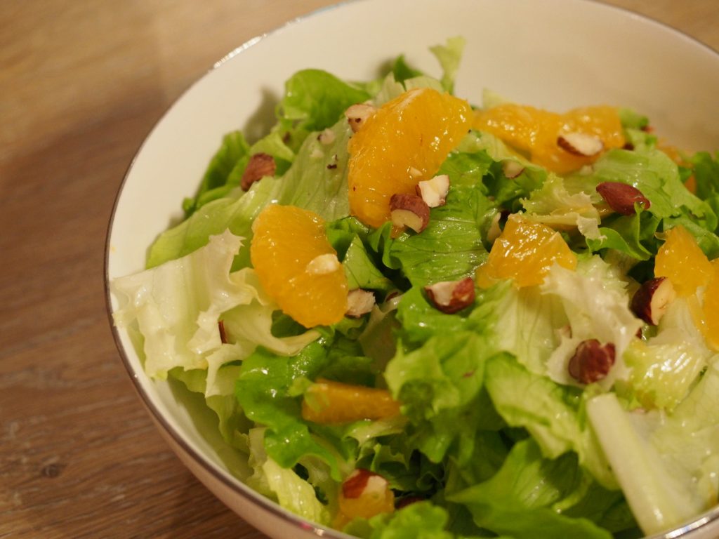 Salat mit Mandarinen und Haselnüssen