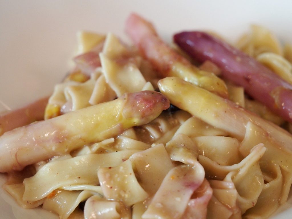 Pasta mit Spargel und Rhabarber