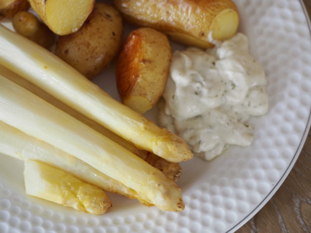Spargel und Kartoffeln aus dem Ofen