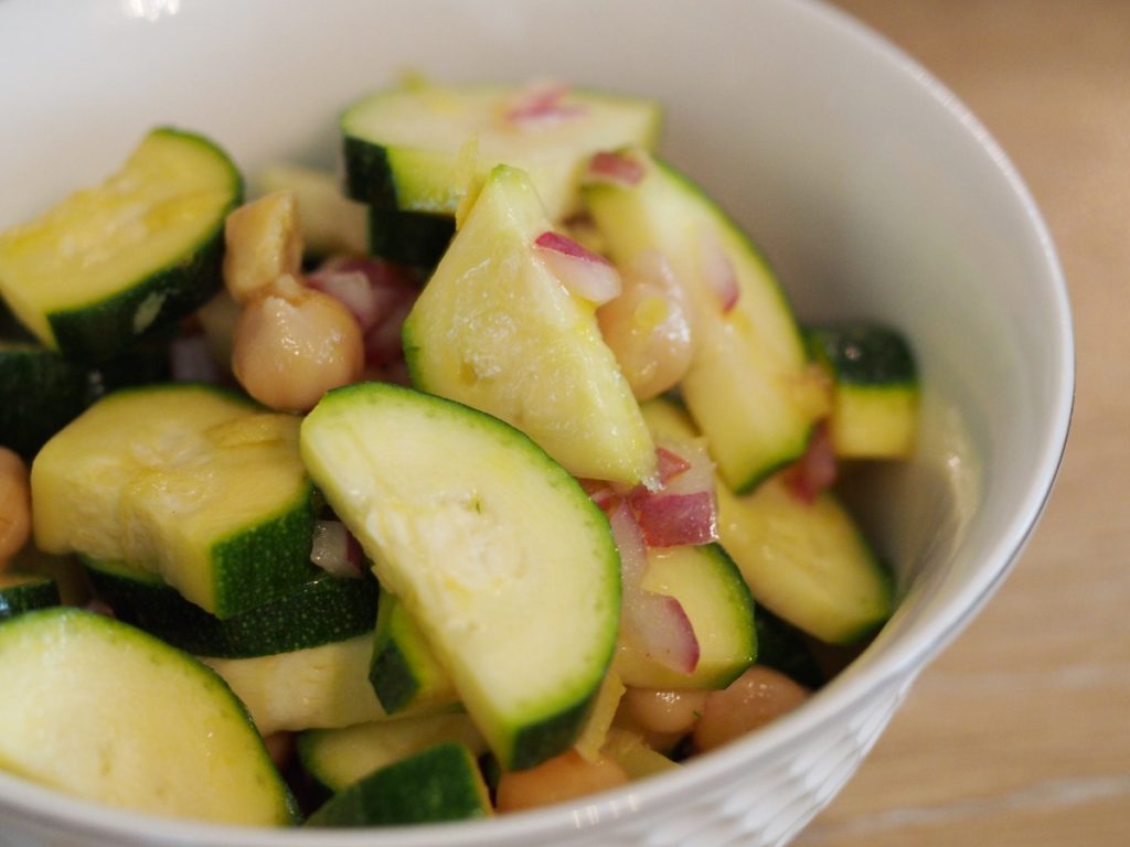 Zucchini-Kichererbsen Salat