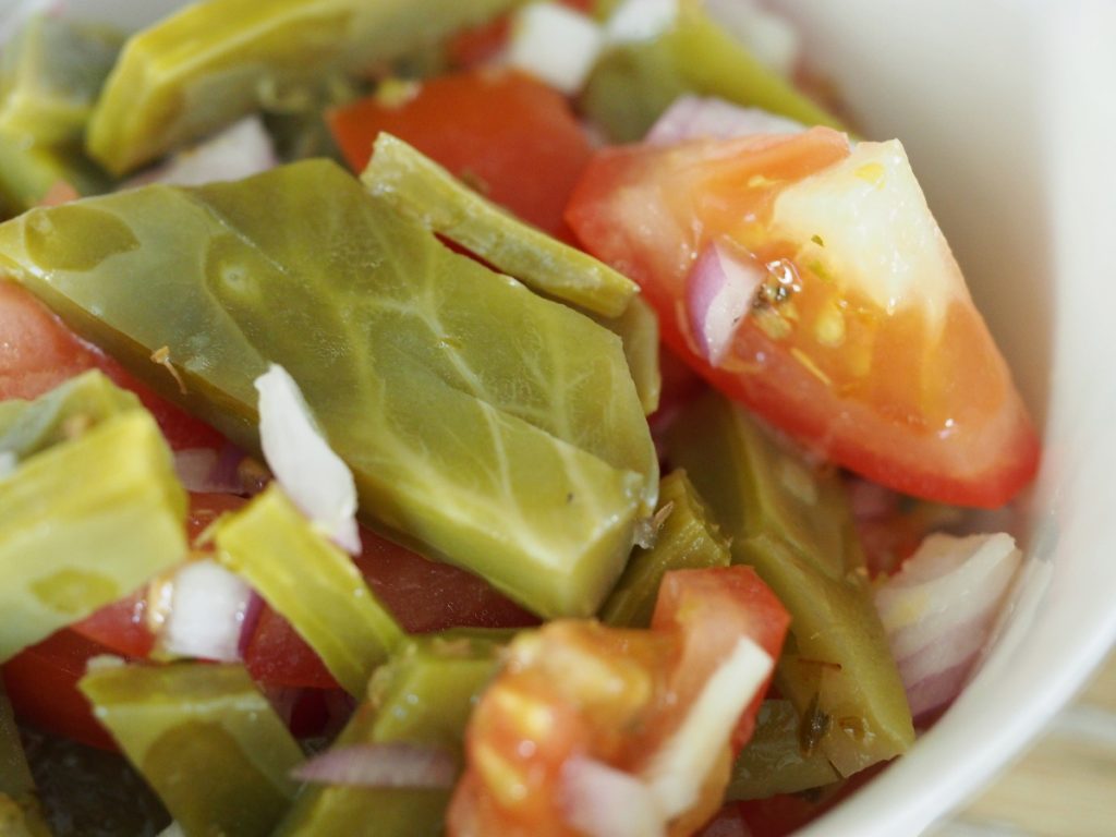 Nopales Salat mit Tomaten und Zwiebeln