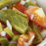 Nopales Salat mit Tomaten und Zwiebeln