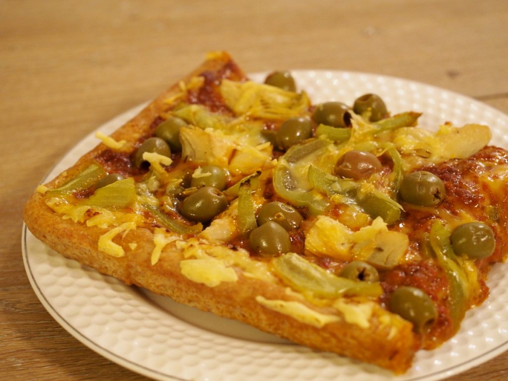 Pizza mit Artischocken und Oliven