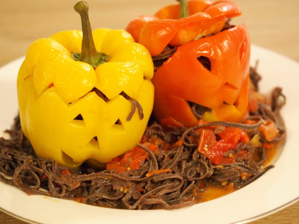 Gefüllte Paprika mit schwarzen Nudeln
