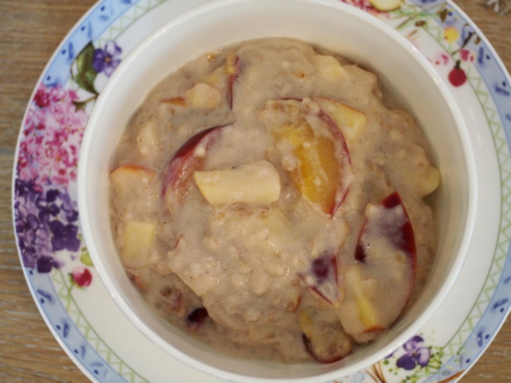 Porridge mit Pflaumen, Apfel und Zimt