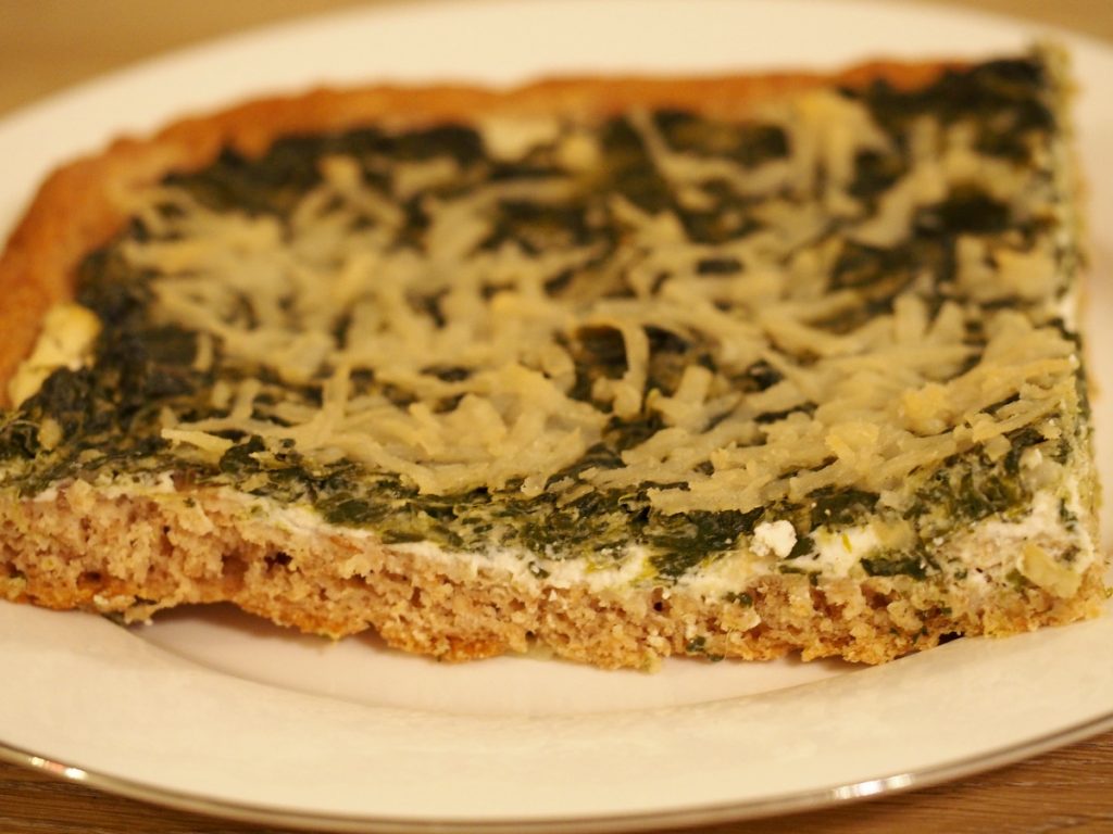 Spinatpizza mit dickem Boden