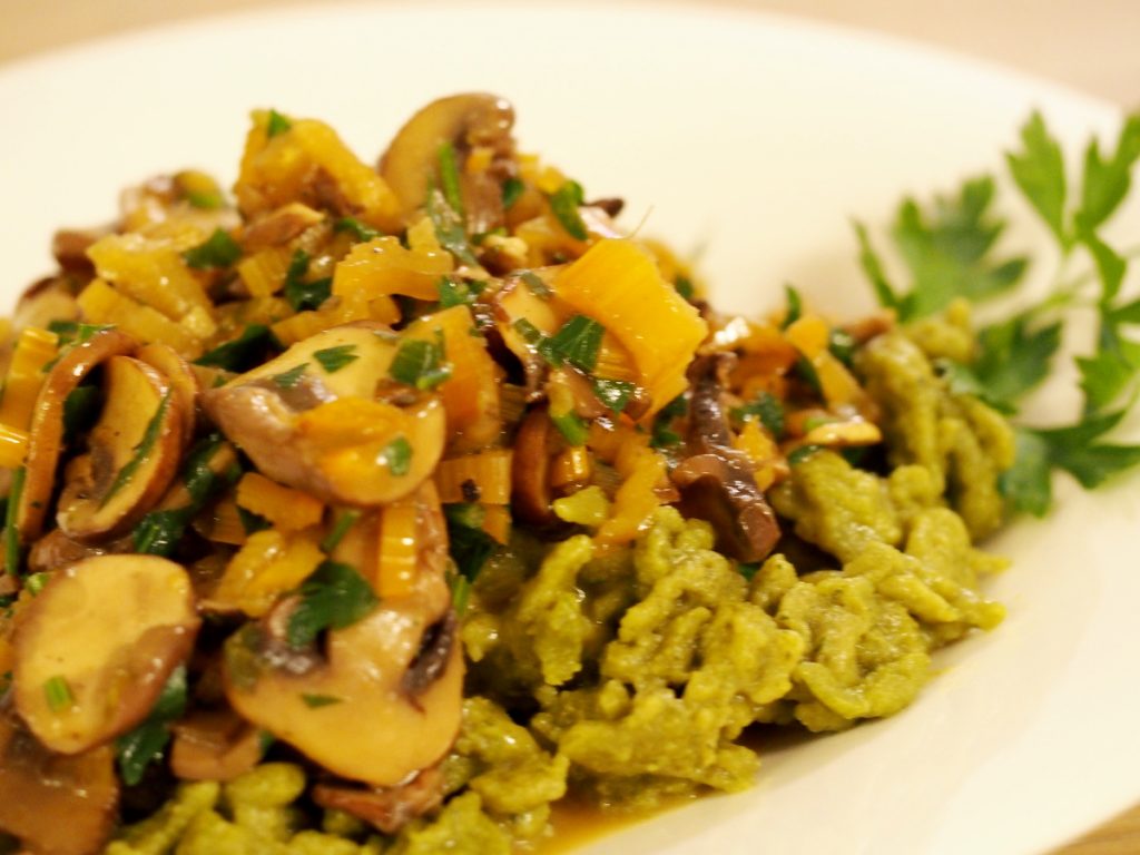 Mangoldspätzle mit Pilzen