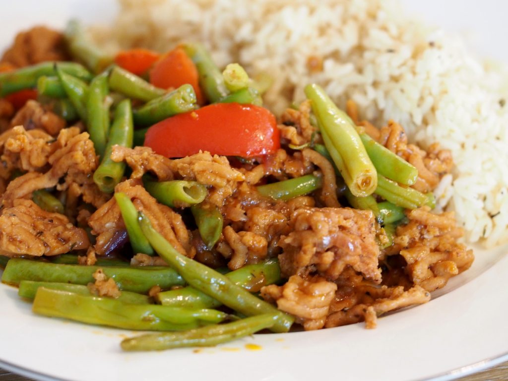 Vegane Bohnen-Hack Pfanne mit Reis
