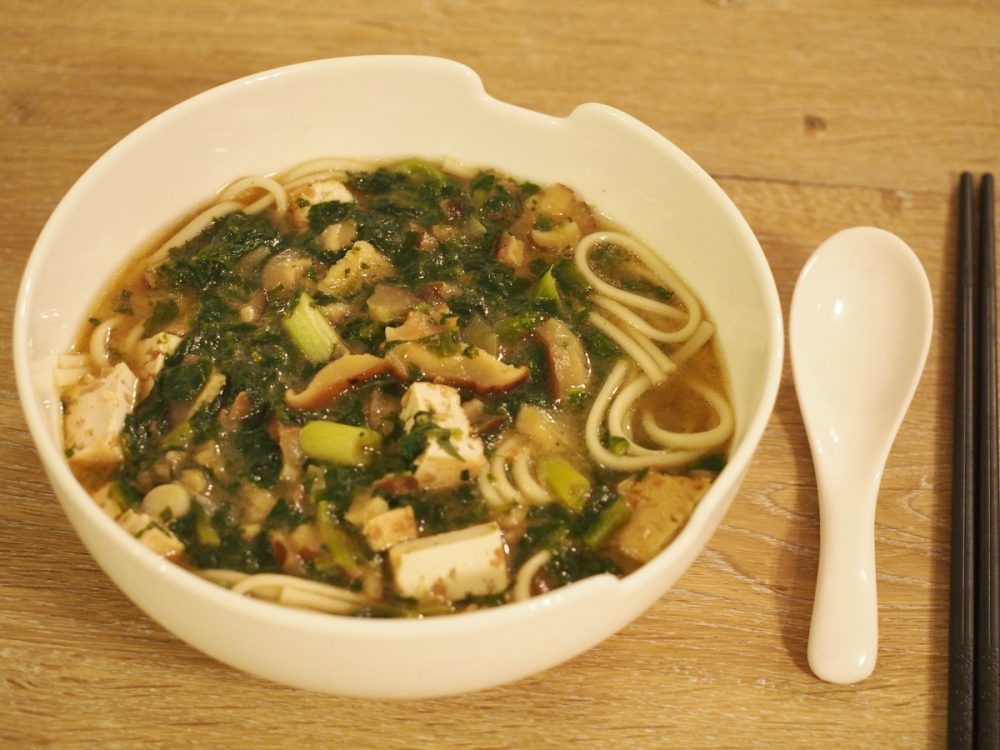 Suppe mit Udon, Spinat und Shiitakepilze (4 Portionen)