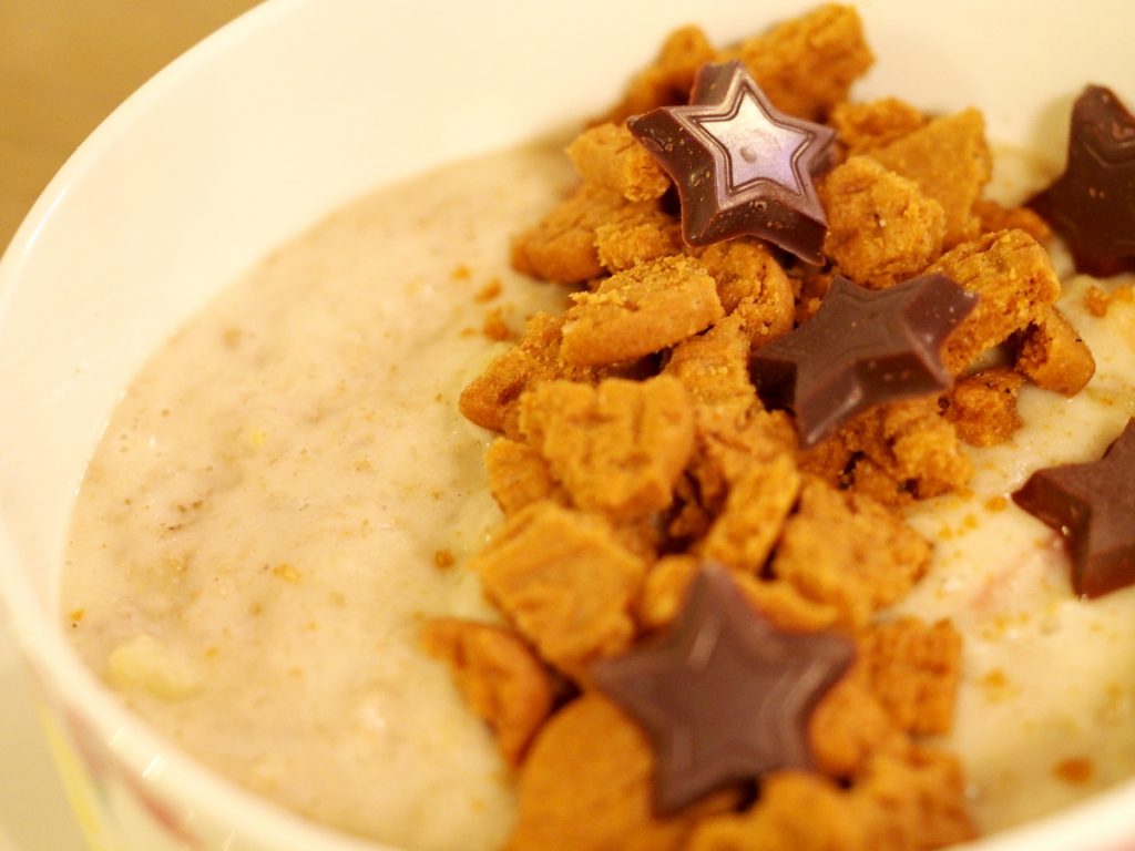 Porridge mit Marzipan und weihnachtlicher Dekoration