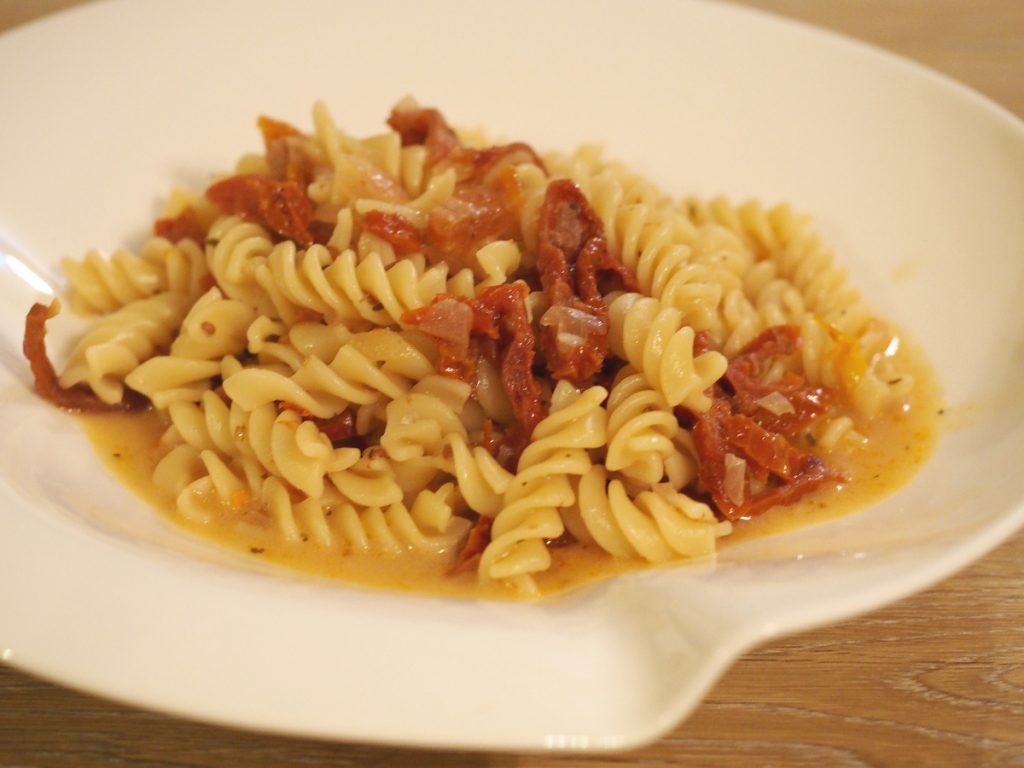 Pasta mit getrockeneten Tomaten und Weißwein