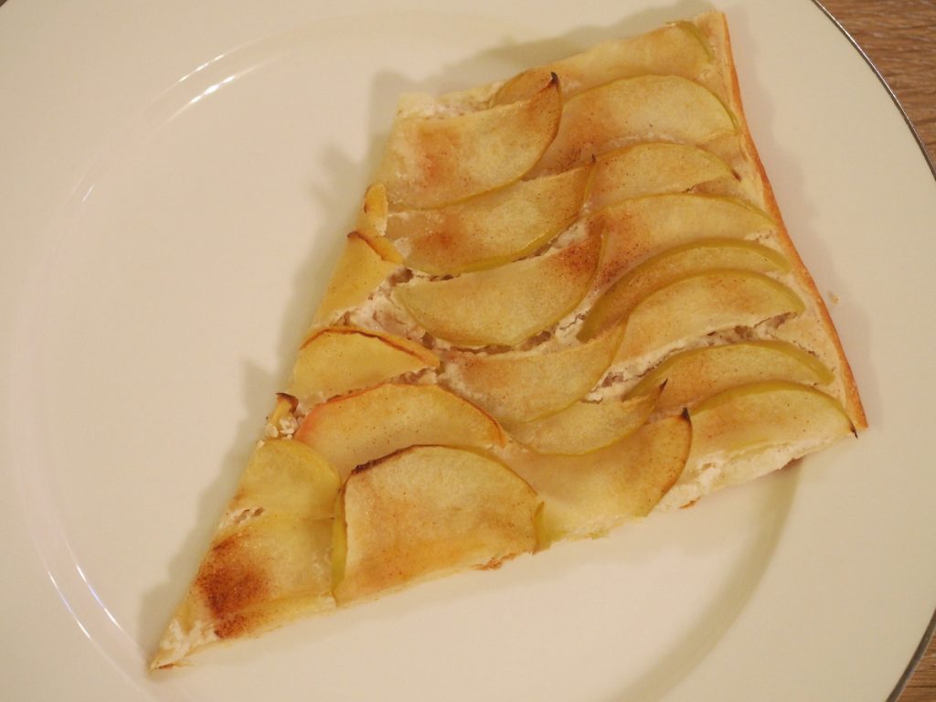 ein süßer Apfelflammkuchen