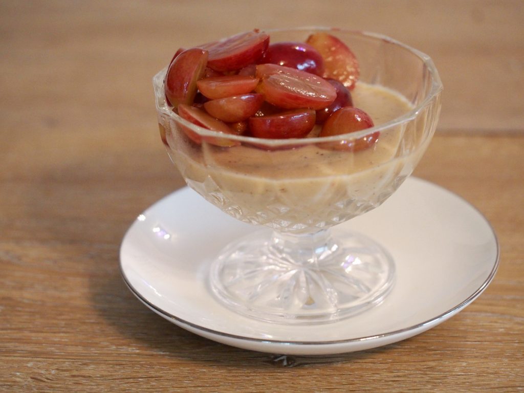 Vegane Panna cotta mit Traubensalat