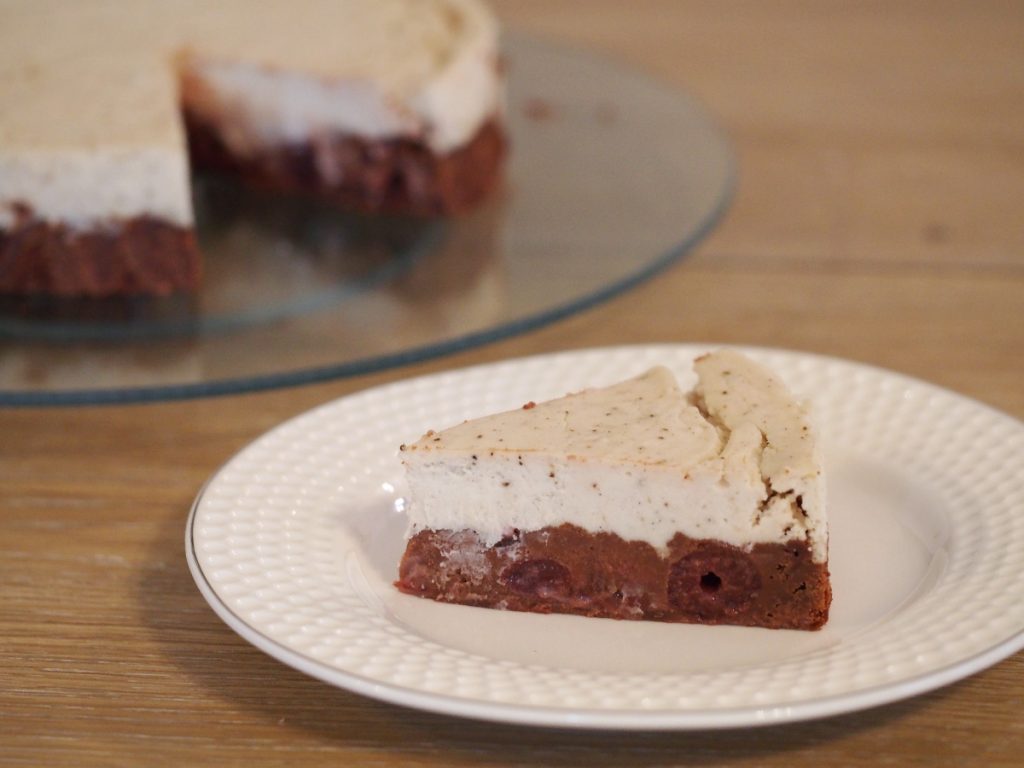 Ein Cheesecake mit einem Cherry-Brownie Boden.