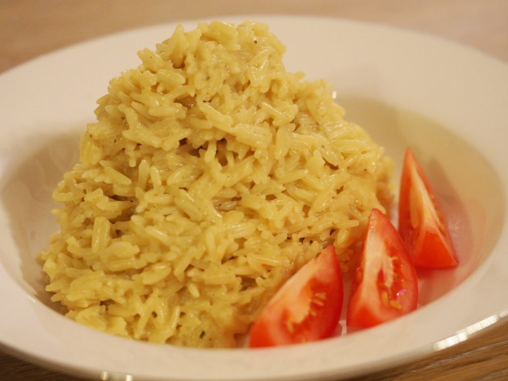 Curryreis mit aufgeschnittener Tomate