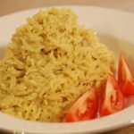 Curryreis mit aufgeschnittener Tomate