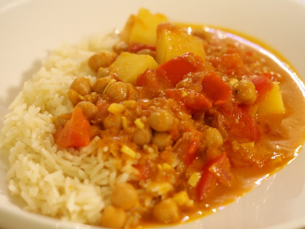 Ein Curry aus Kichererbsen und Kartoffeln