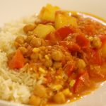 Ein Curry aus Kichererbsen und Kartoffeln