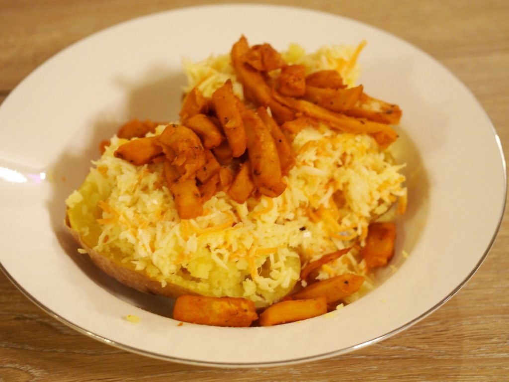 Eine Ofenkartoffel mit Coleslaw und Fleischalternative