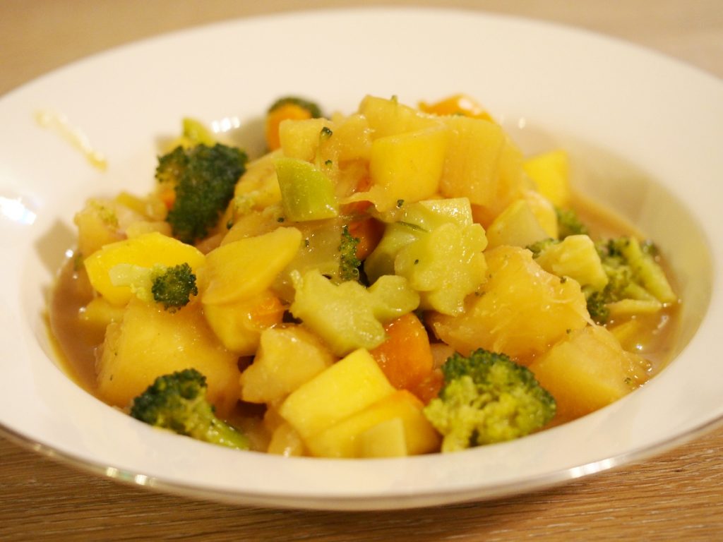 Ein Corry mit Maniok und Mango