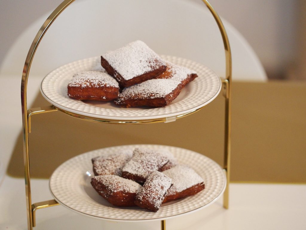 Mit Puderzucker bestäubte Beignets auf einer Etagere