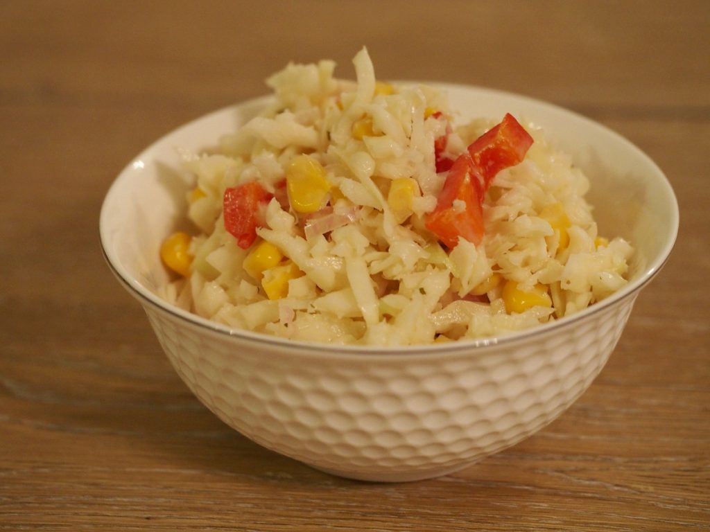 Eine kleine Schüssel gefüllt mit Coleslaw