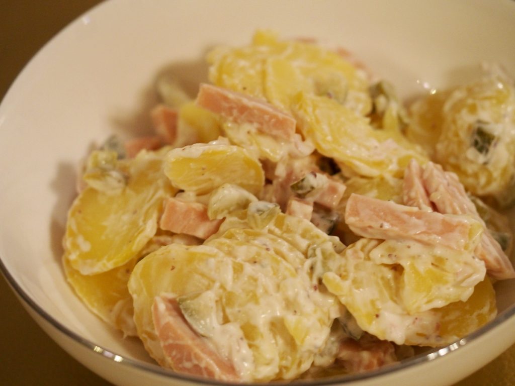Kartoffelsalat mit veganer Fleischwurst und veganer Mayonnaise