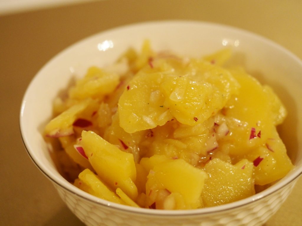 eine kleine Schüssel mit schwäbischen Kartoffelsalat