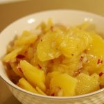eine kleine Schüssel mit schwäbischen Kartoffelsalat