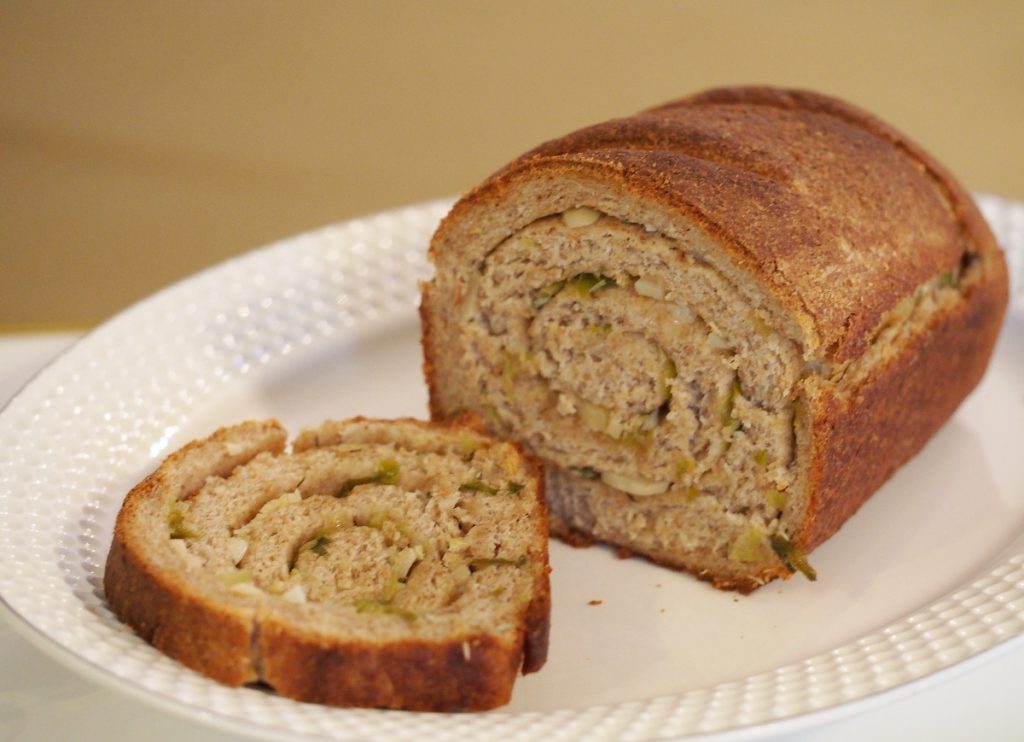 Ein gerolltes Brot gefüllt mit Knoblauch und Frühlingszwiebel