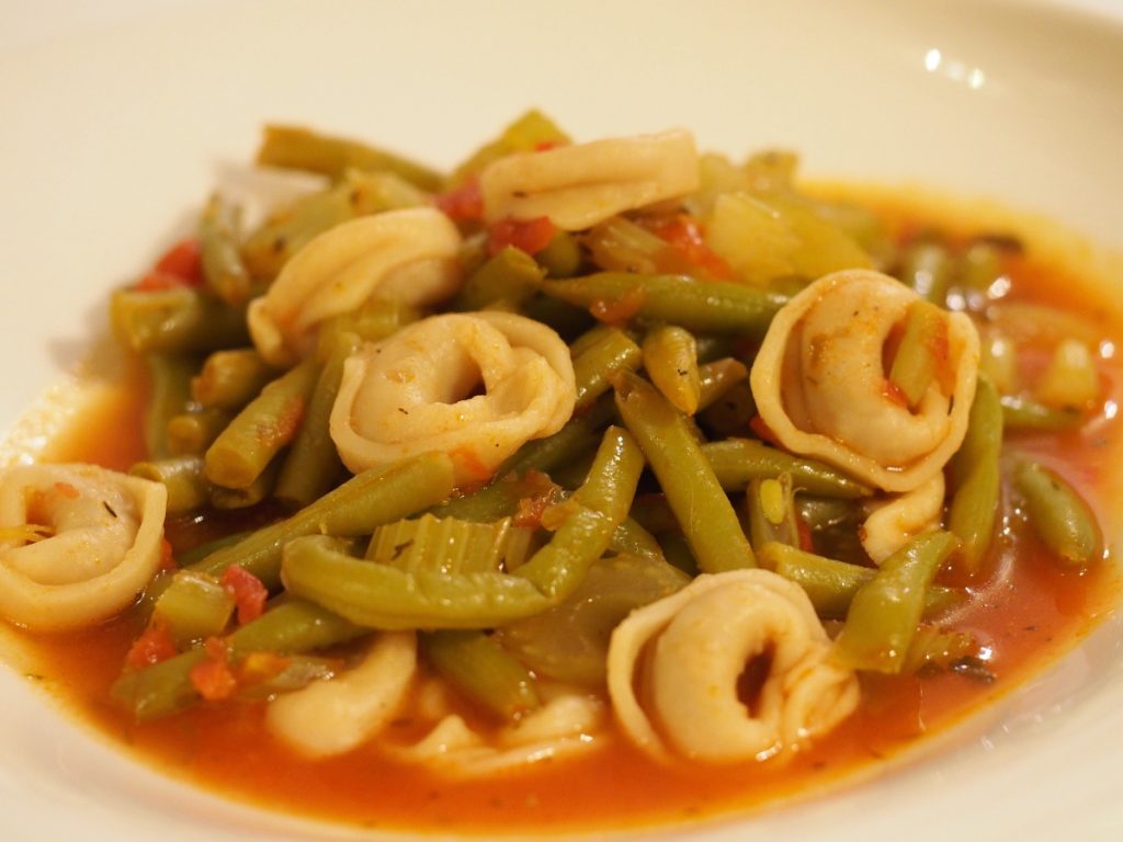 Eine Portion des Tortellini-Eintopfs