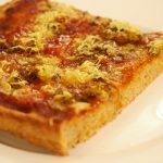 Ein Stück der Bananen Curry Pizza