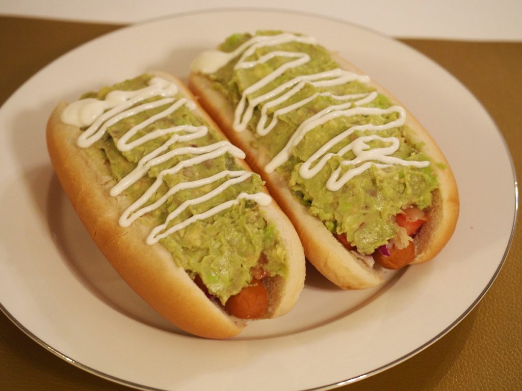 Completo HotDog mit Avocadocreme