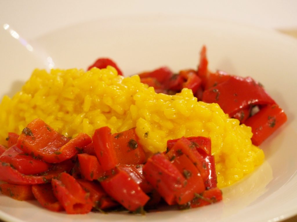 Safranrisotto mit Paprikasalat