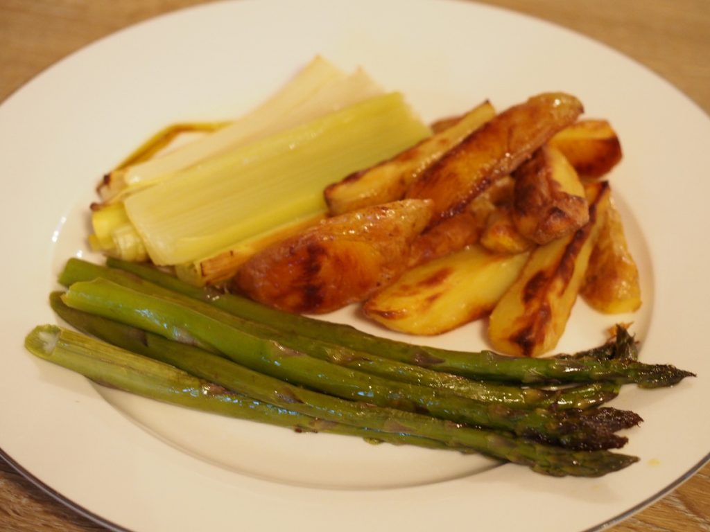 Geschmorter Lauch mit grünem Spargel und Ofenkartoffeln