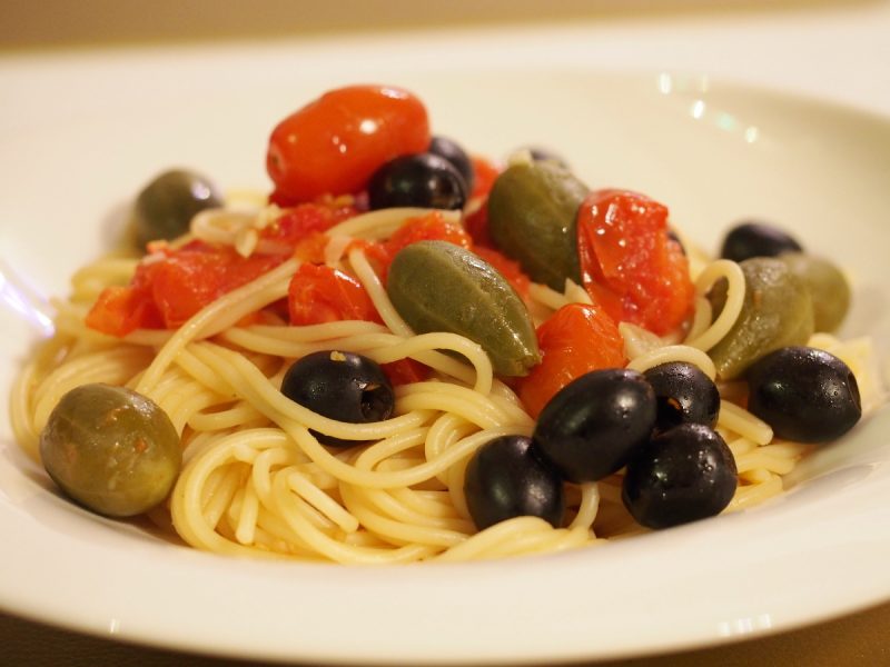 Pasta mit Tomaten, Oliven und Kapern