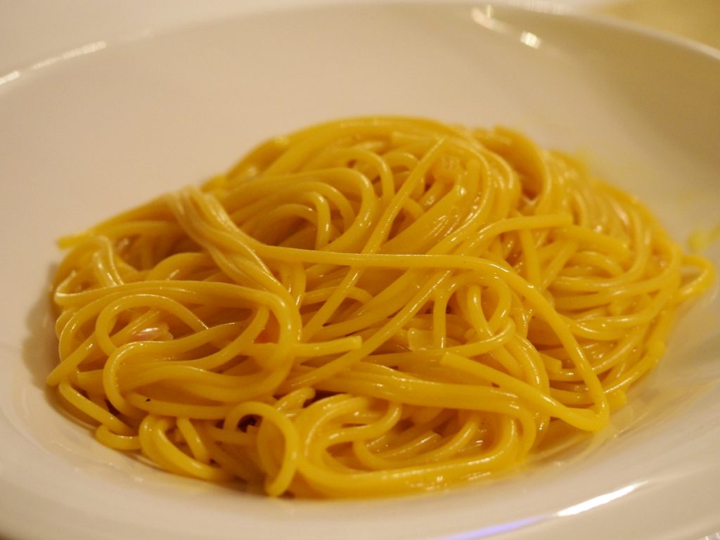 Safran Pasta auf einem Teller