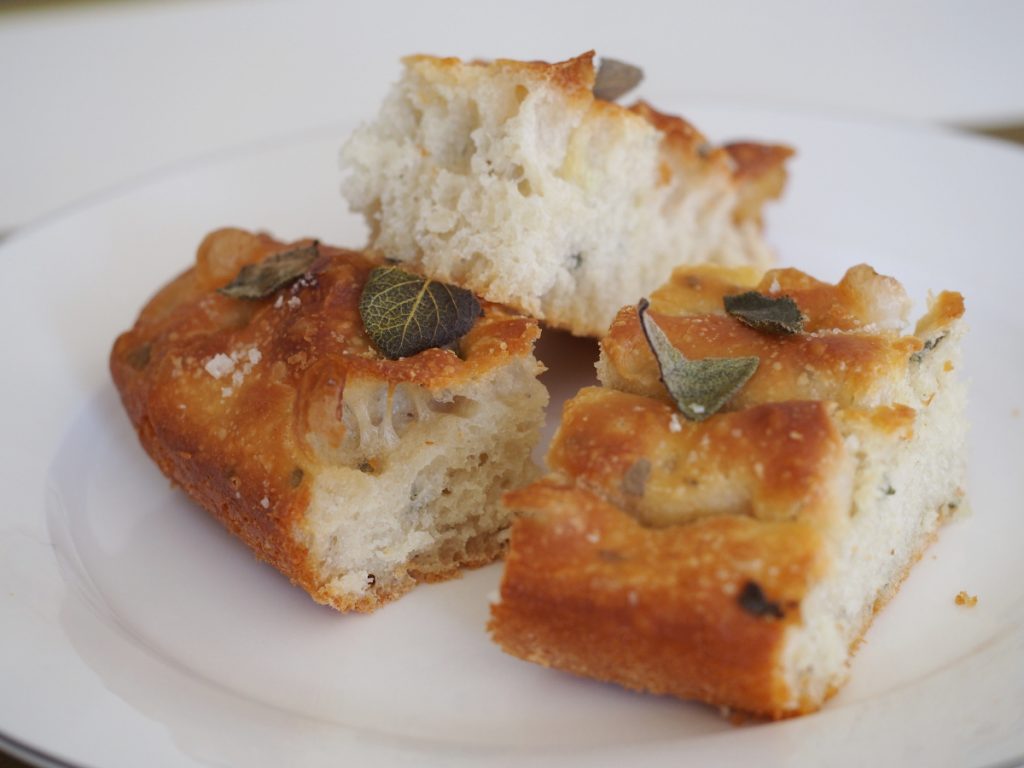 Ein paar Stücke der Salbei Focaccia auf einem Teller